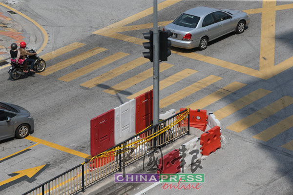 警方圍起黃帶,封鎖現場查案。