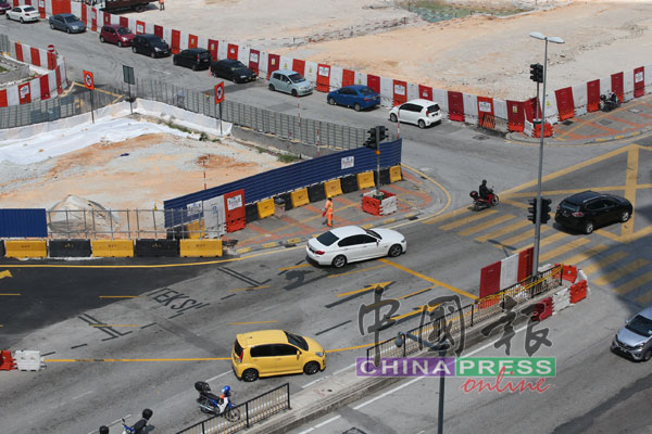 華裔工程師受召維修怡保路一個紅綠燈柱時,不幸被電殛。