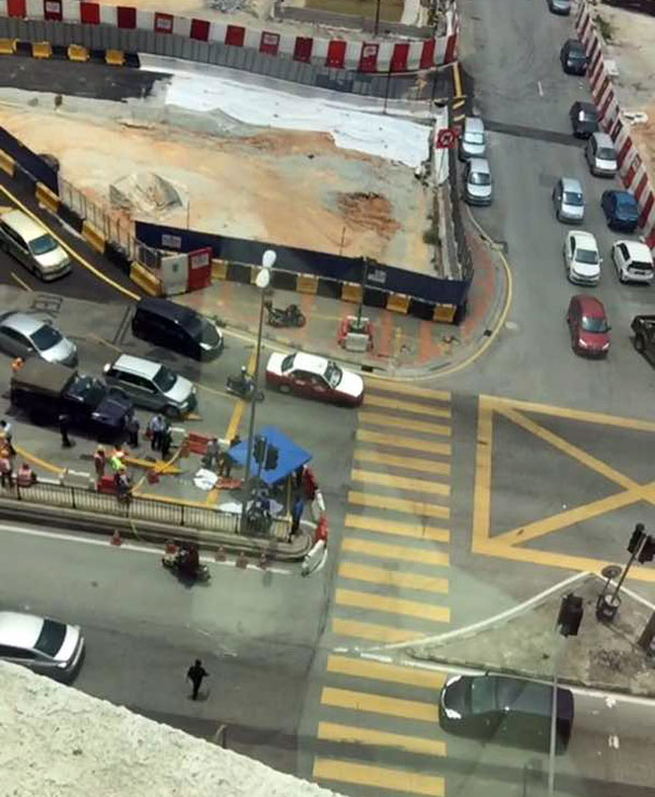 案發現場馬路交通繁忙。