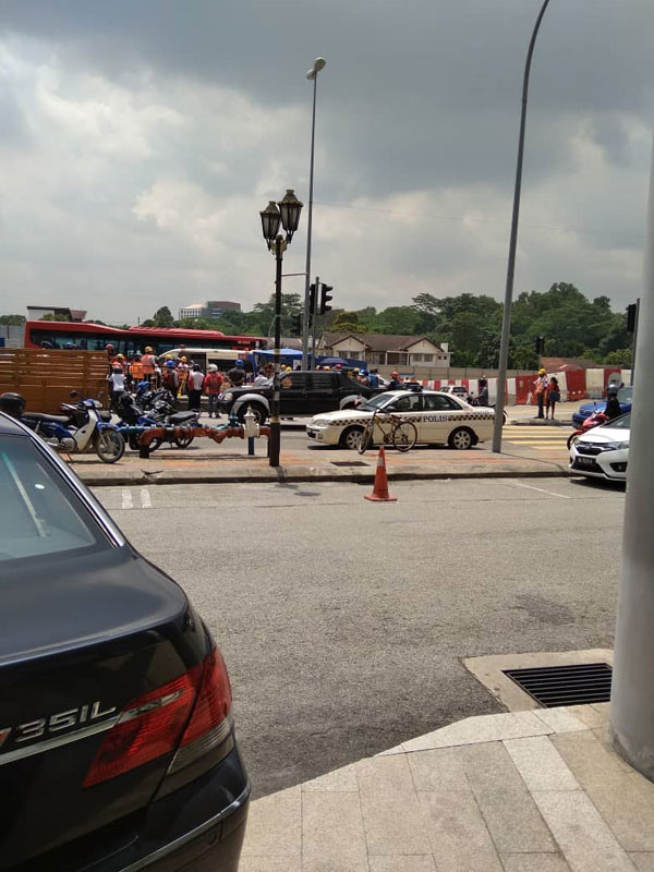 案發后,警員和消拯員都受召到場展開調查工作。