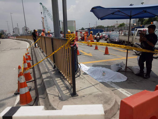 警方封鎖案發現場,導致路段發生長長車龍。