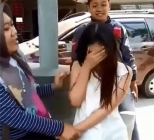 八卦胖大媽(左)在一旁不斷要把長髮女子(右)的手拿下來,阻止她掩面哭泣。