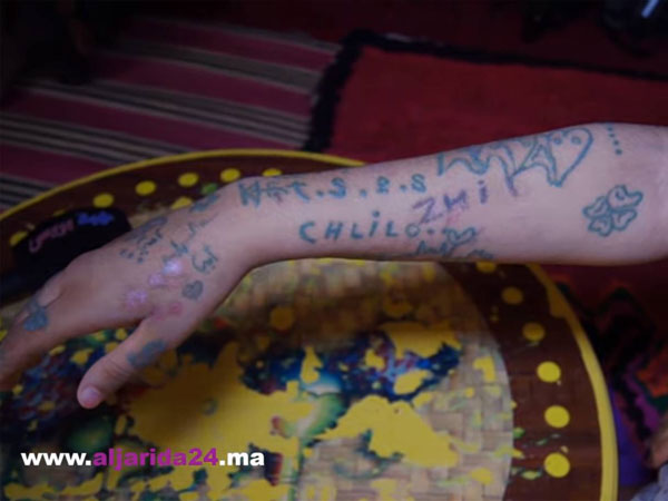 少女手上其他亂七八糟的文身。