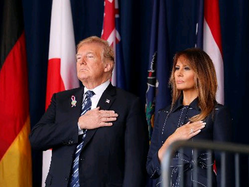 特朗普(左)與夫人梅拉妮亞,周二出席在賓夕法尼亞州93號航班紀念鐘塔舉行的911恐怖襲擊17周年悼念活動。(路透社)