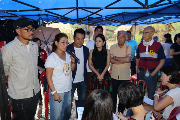 《大地回春》14日才开开心心举办记者会,不料今早传来拍摄现场发生火灾意外,杨盼盼(左2)脸部不幸遭火烧伤。