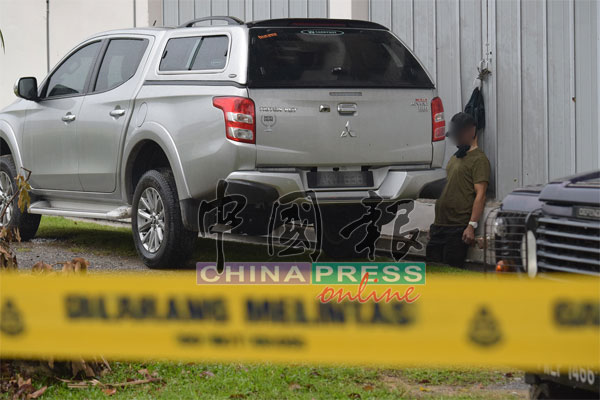 死者吊毙在铁门前。