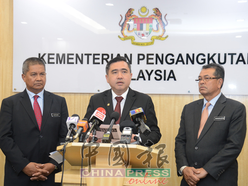 陆兆福(中)在沙里布丁和沙哈鲁丁陪同下,在交通部召开记者会。
