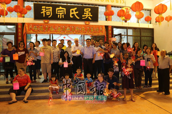 众人一起提灯笼游行,共庆中秋佳节,中排左5起为胡栋强、郑丽娟、彭文宝及黄汉伟。