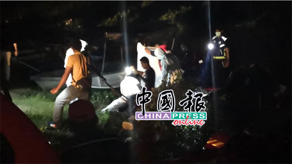 警方科学鉴证组冒雨将尸体捞起。