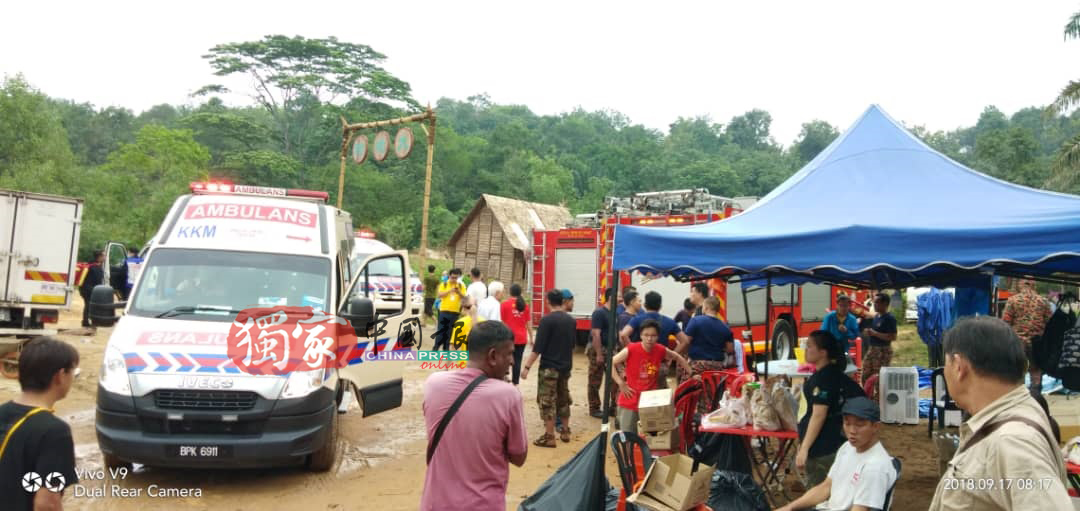 案發後，消防車和救護車趕到現場戒備。