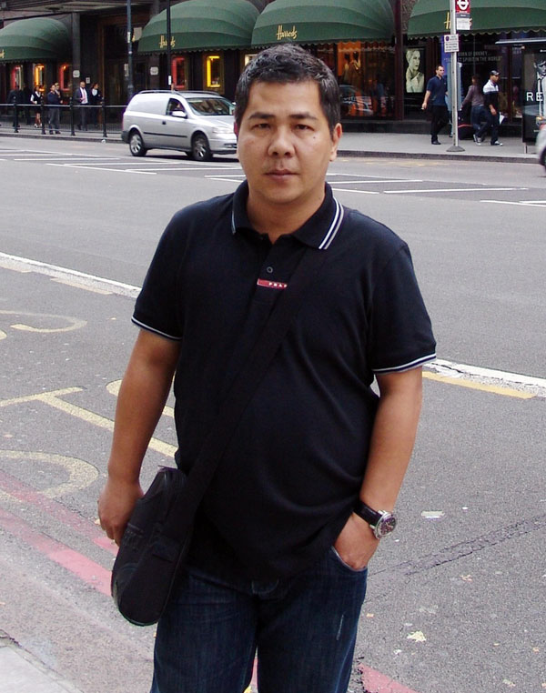 吴文海8年前与好友陈先生到伦敦旅行时拍照留影。