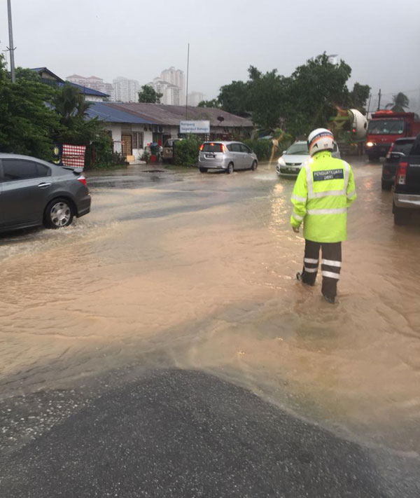   在泗岩沬路一带，泥浆水也流到道路上，影响来往交通。