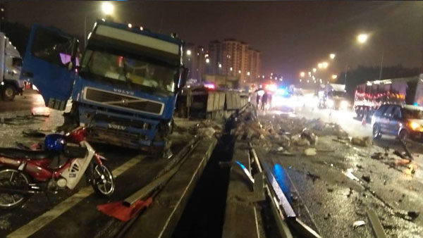 新巴生谷大道发生一宗连环车祸，造成2死7伤！