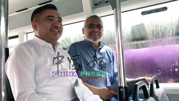 交通部长陆兆福，今日和联邦直辖区部长卡立沙末，一同巡视吉隆坡免费巴士（Go KL）服务。
