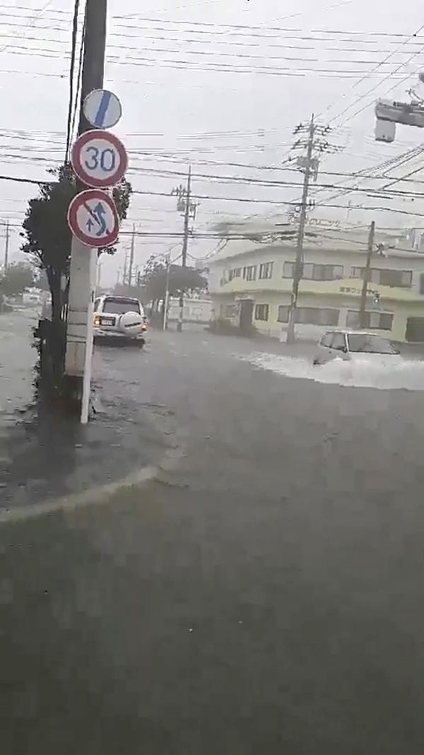 潭美带来强风豪雨,冲绳水淹严重。(路透社)