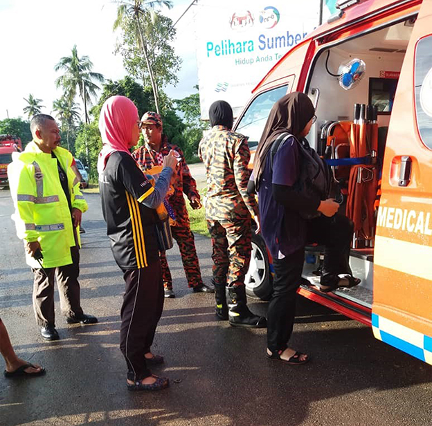 另一名女考生登上消拯局“紧急医药援救服务”（EMRS）前往学校应考。