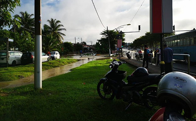 斯里峇尤花园路段淹水，造成考卷无法准时送往学校，亚罗牙也县10间中学考试被迫延后进行。