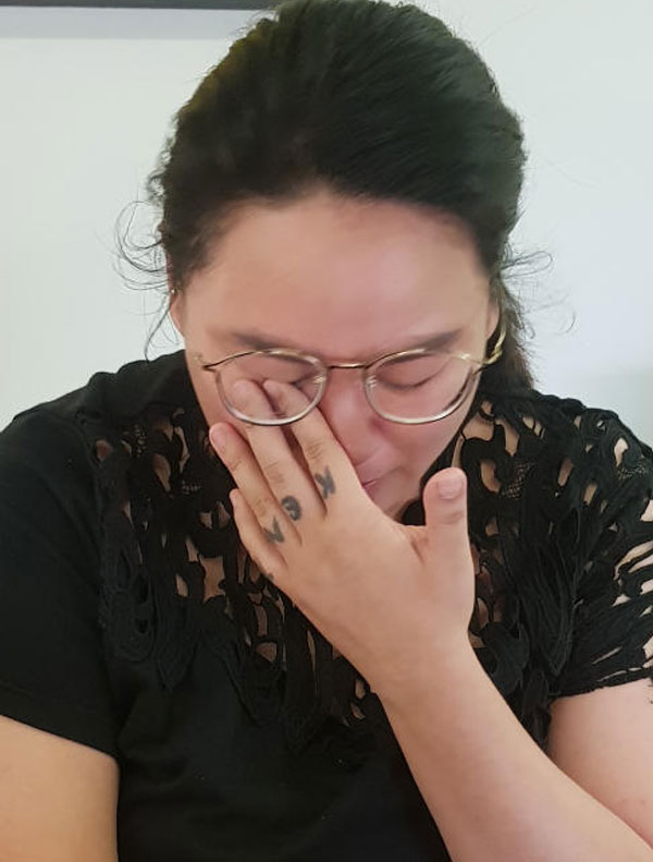 谈到儿子病情,陈筱柔黯然泪下。