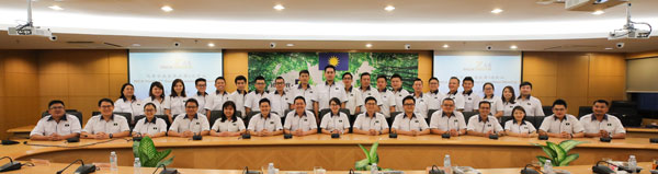 王晓庭（前排左8）主持新届领导层首次中委会会议。