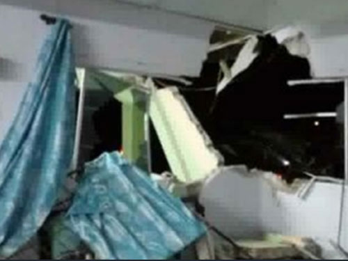 华裔男子驾休旅车撞倒民宅屋身洋灰车毁人亡的现场。