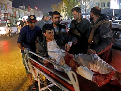 一名在自杀式炸弹袭击中受伤的伤者,被送往医院救治。