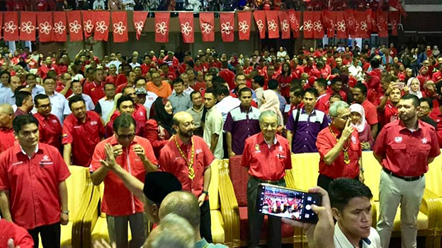 马哈迪(右3)在民都鲁主持土团党在砂拉越成立推介仪式。
