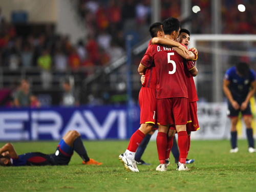 越南戰勝菲律賓，繼2008年之後第2次闖入決賽，球員們在賽後興奮擁抱。（法新社）