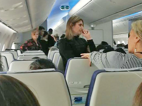 乘客3次上下飞机，怨声载道。