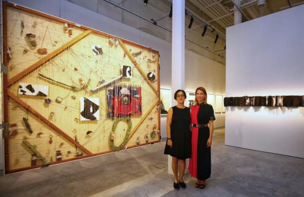 刘玉玲与Shubigi Rao（左）联合举行装置艺术展。