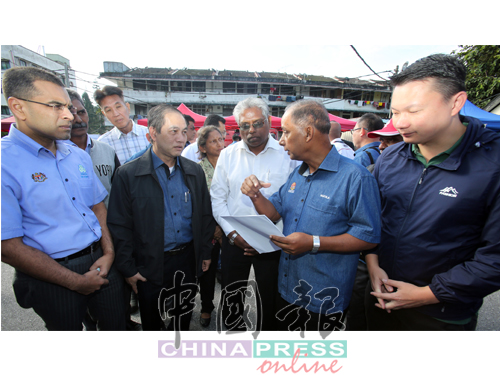 古拉(右2)在张玉刚(右起)、马诺佳仁、阿兹曼等人陪同下,了解金马仑人民所面对的问题。