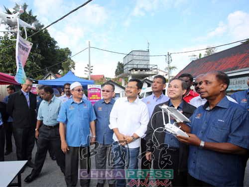 古拉(右)为人民柜台主持推介仪式。