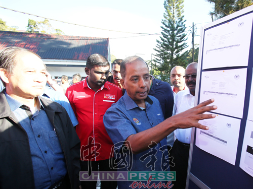 古拉(右)巡视人民柜台。