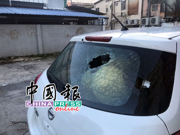 轿车后方挡风玻璃被砸了一个大洞。