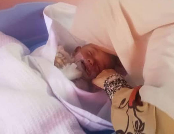 小死者送院抢救不果,母亲在旁哭成泪人。