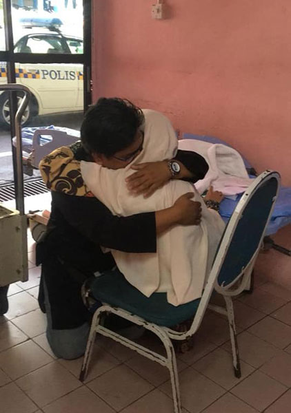 小死者双亲因无法接受儿子的离开,两人一同抱头痛哭。