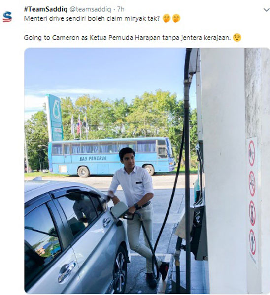 赛沙迪公关团队，通过推特上载赛沙迪在油站添油的“英姿”，唯引起网民热议，指他的团队在油站使用手机。