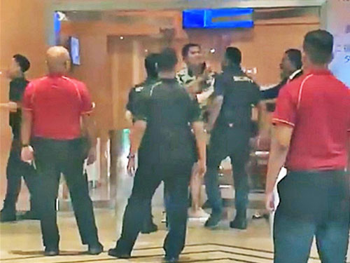 视频拍到访客跟酒店保安发生冲突。 