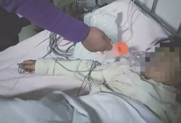 受伤的赵丽丽在医院接受治疗。