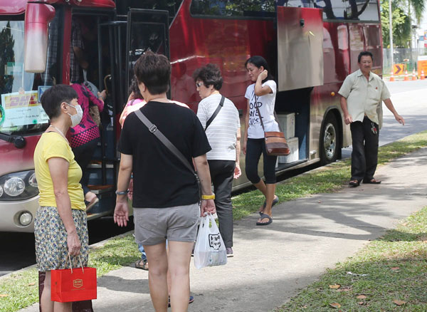 公众乘坐巴士到工业区年货市场。