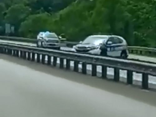 反方向行驶的陆路交通局执法巡逻车,在遇上另一部执法巡逻车后才掉头行驶。