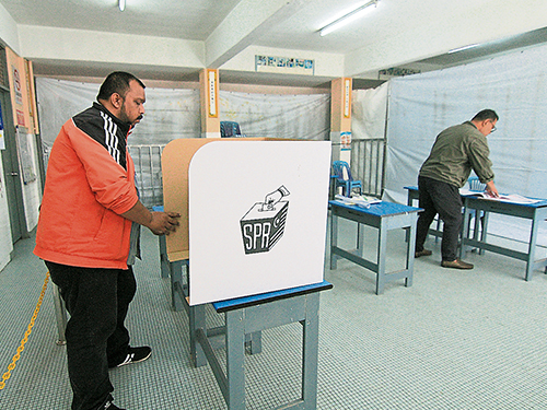 工作人员在碧兰璋华小底楼布置投票室，方便残缺人士与乐龄人士投票。