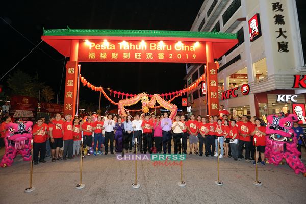 “2019福禄财到旺沉香”亮灯仪式在沉香路入口处举行，为芙蓉新春活动掀开热闹的序幕。