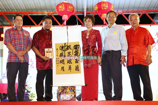 陈丽群（左3）赠送纪念品予亚沙国会议员谢琪清的代表李凯业（左2）；左起黄新发、叶朝政（左4）、张生。