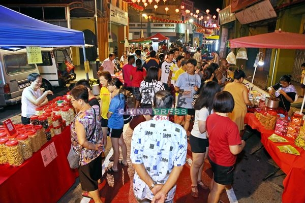 “2019诸事旺新春嘉年华”文化街的年货市集吸引民众观光。
