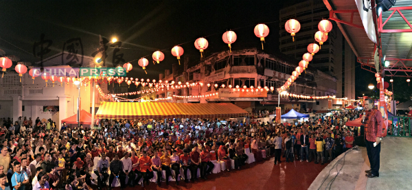 逾万人挤满芙蓉文化街，齐齐参与“2019年诸事旺新春嘉年华”，场面热翻天。