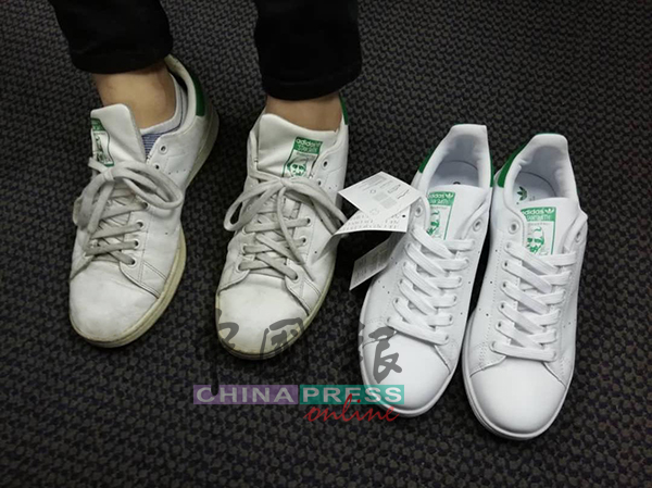 记者穿上从外国购买的正版阿迪达斯球鞋（左），与赝品（右）对比之下，没有太大的差别。