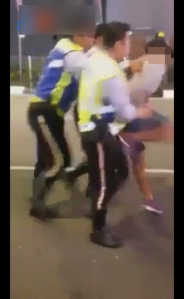 男子被捕后，朝后方的警员猛踹。