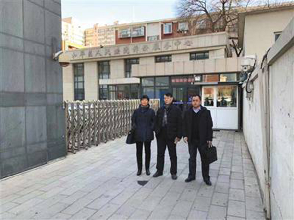 律師李濱和張英父母來到天津市和平區人民法院提起行政訴訟。