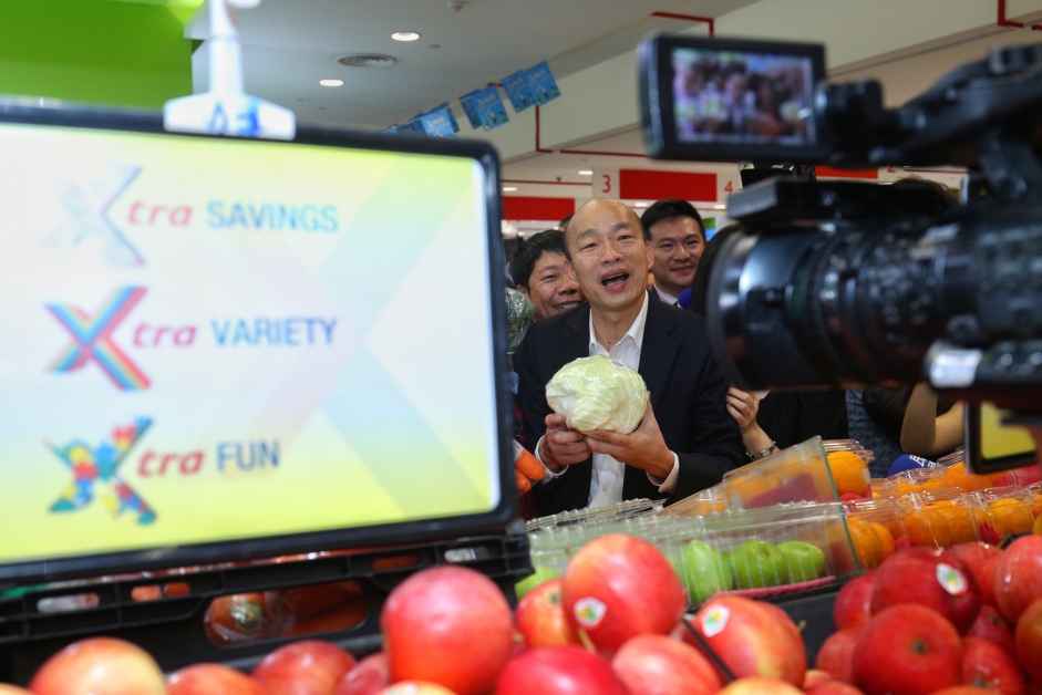 职总平价超市下个月将举办高雄特产推销会，新加坡消费者将可以买到各种来自高雄的蔬果。