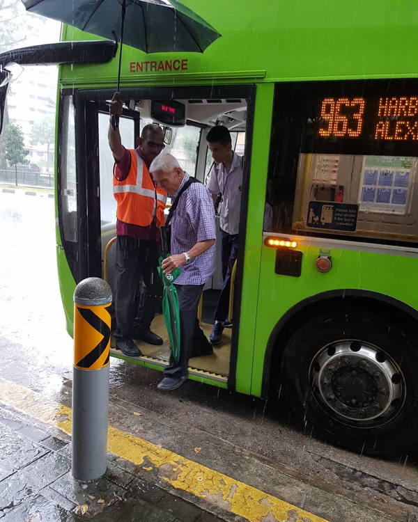 巴士车长在下雨天主动为乘客撑伞，获网民赞赏。（取自面子书）